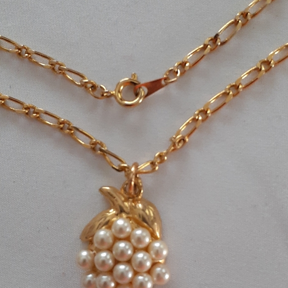 Vintage Pearls Pendant Necklace - Picture 6 of 6